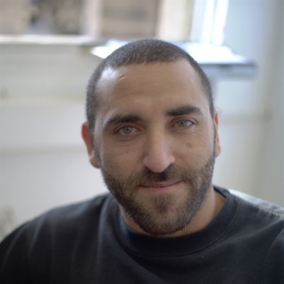 מאיר ביטון עובד מחלקת ייצור